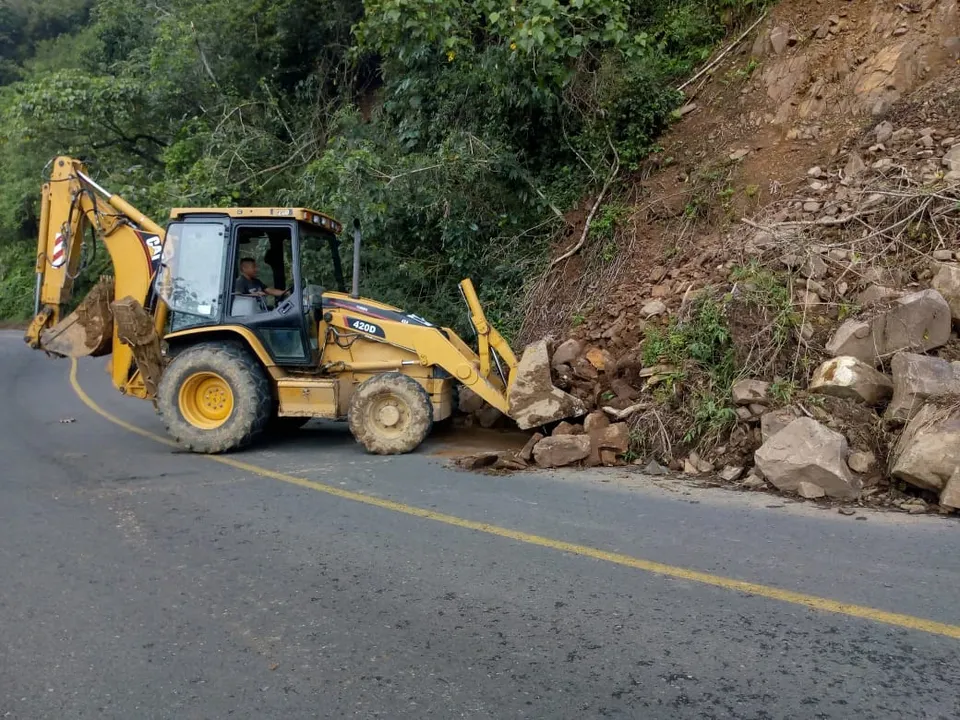 Retira Secretaría de Infraestructura derrumbes en Zapotitlán de Méndez