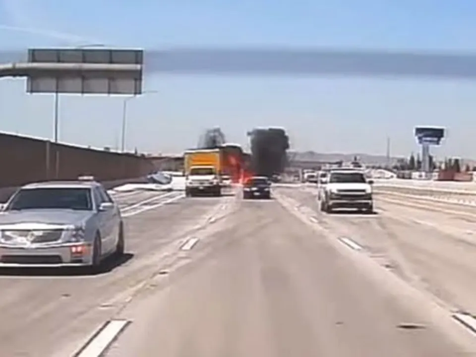 Avioneta explota tras aterrizaje de emergencia en autopista de California