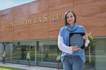 Académica UDLAP recibe reconocimiento de la universidad de Colombia por su trayectoria profesional