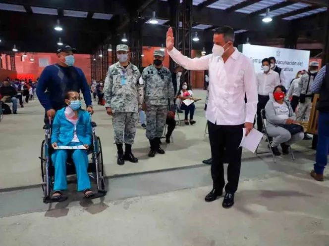 El gobernador explicó que se vacunarán a 29 mil docentes diarios en 22 módulos a través de 85 células. Foto: Especial