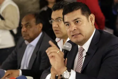 Armenta firma pacto de Morena para acabar con la corrupción, pero no dejará las filas del PRI