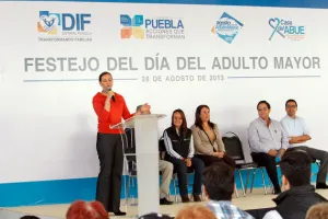 Martha Érika Alonso festeja a los adultos mayores en su día