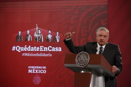 CIUDAD DE MÉXICO, 06NOVIEMBRE2020.- Andrés Manuel López Obrador, presidente de México, acompañado de Javier May Rodríguez, secretario de Bienestar y Ariadna Montiel Reyes, subsecretaria de Desarrollo Social y Humano, durante la conferencia matutina donde se habló de los créditos de Bienestar a la población vulnerable. La conferencia se llevó a cabo en el Palacio Nacional. 
FOTO: ANDREA MURCIA/ CUARTOSCURO.COM