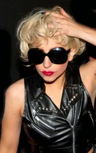 Un bailarín golpea accidentalmente a Gaga en la cabeza (VIDEO)