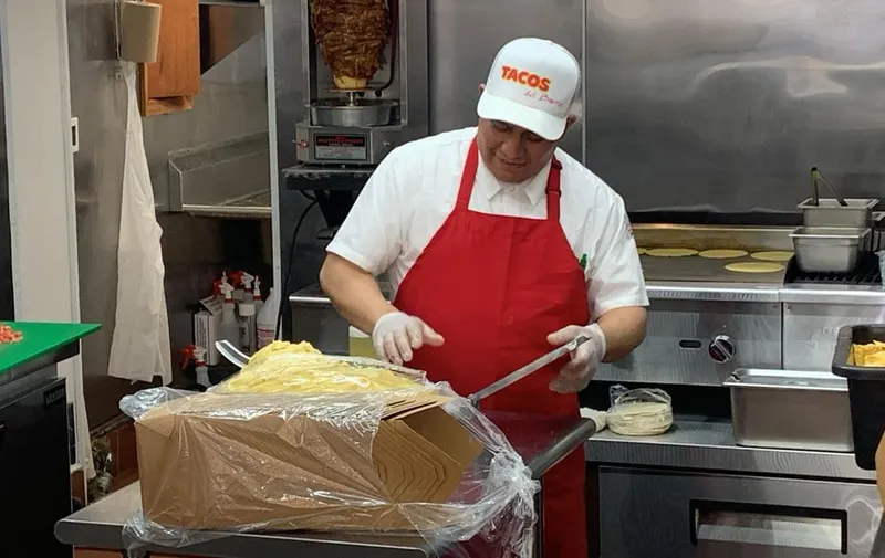 paisano-trabajando-en-los-tacos-ny