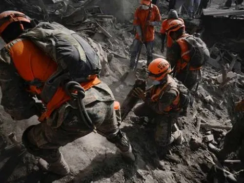 Elevan a 99 los muertos por la erupción del volcán de Fuego