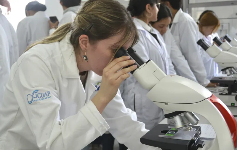 Entrega rectora Lilia Cedillo 50 microscopios para laboratorios en CU2