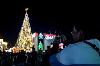 El espíritu de la Navidad llegó el CCU de la BUAP con el encendido del Árbol