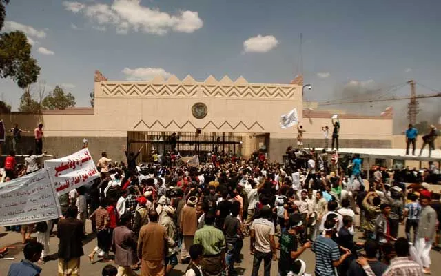 Radicales atacan embajadas de EU en Yemen y Egipto