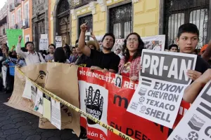 Morena se manifiesta en el Congreso poblano