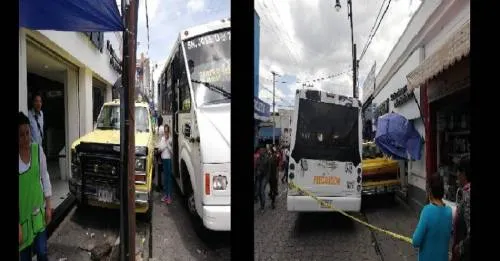 Choca microbús y atropella a vendedoras en el Centro Histórico de Puebla