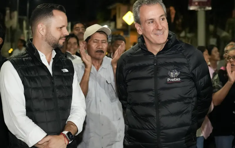 Entrega Pepe Chedraui pavimentación de la calle Venustiano Carranza