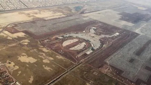 Moody’s rebaja la calificación de los bonos del NAIM y la deja al borde del grado ‘basura’