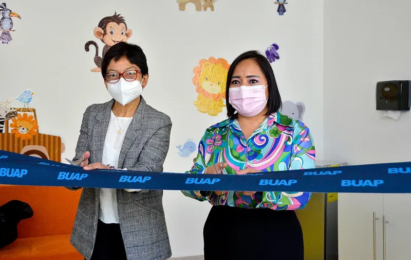 La rectora de la BUAP, Lilia Cedillo, y la directora de la Facultad de Enfermería, Érika Noriega, inauguran un cubículo de Atención Emocional y Sala de Lactancia. Foto: Especial