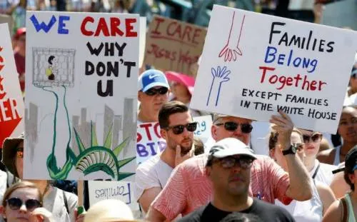 Juez de EU ordena frenar temporalmente las deportaciones de familias reunificadas