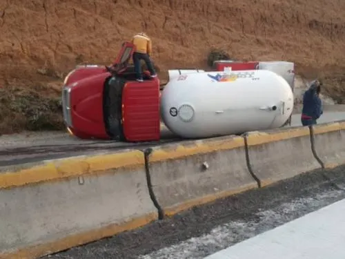 Vuelca pipa de gas en la México-Puebla