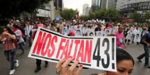 Familiares de los 43 no olvidan, marchan frente a PGR