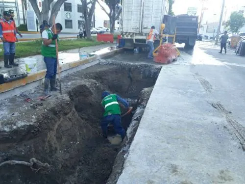 Agua de Puebla continua con la reparación de fugas en concreto hidráulico