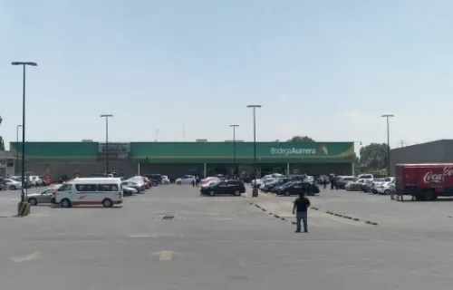 Sujeto protagoniza zafarrancho con policías por negarse a portar cubrebocas