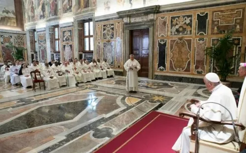 El Vaticano podría ordenar hombres casados y mujeres para la Amazonia