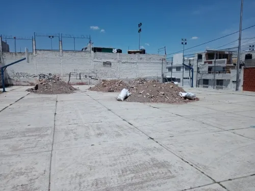 Vecinos colocan montoneras de tierra para impedir uso de espacios deportivos