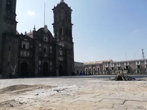 Tapan con grava lajas afectadas por instalación de réplica de la Capilla Sixtina