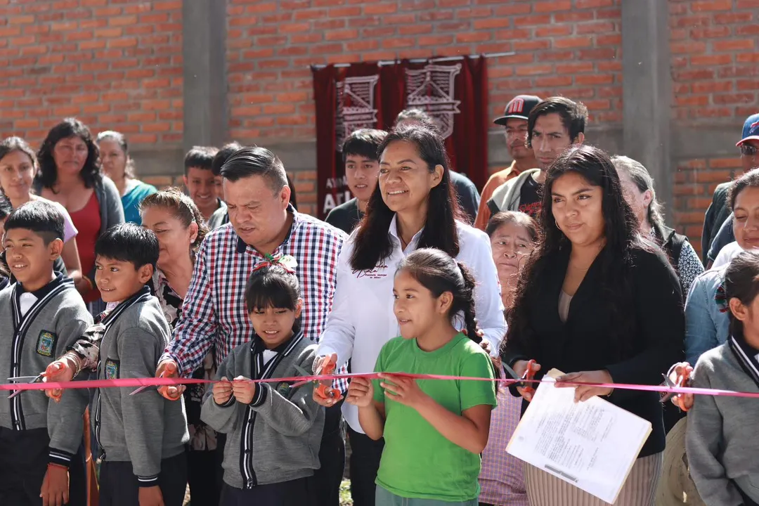 Ariadna Ayala entrega y comienza obras con sentido social en escuelas de Atlixco