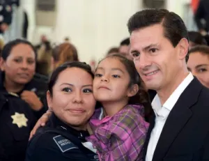 Peña Nieto instruye otorgar créditos inmediatos a policías jefas de familia