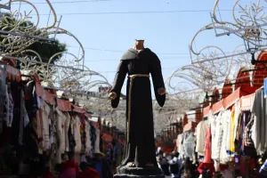 Amanece “decapitada” estatua de Sebastián de Aparicio, Gerencia del CH la reparará