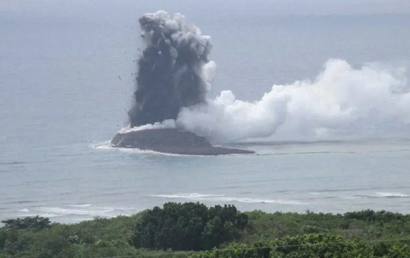 Impactante nacimiento de la isla más joven del mundo tras erupción volcánica en Japón