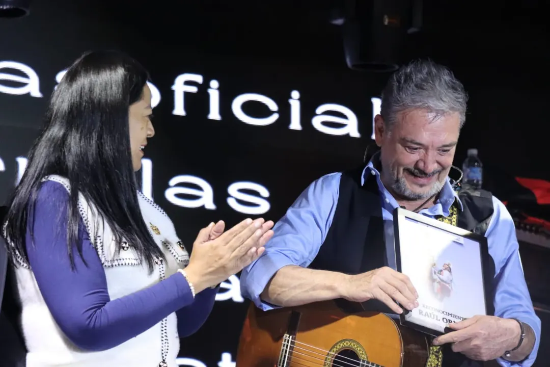 Ariadna Ayala recibe con emoción a Raúl Ornelas en una noche llena de trova, amor y alegría en la Feria de Atlixco 2025