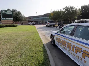Un muerto y al menos 2 lesionados luego de incidente violento en escuela de EEUU