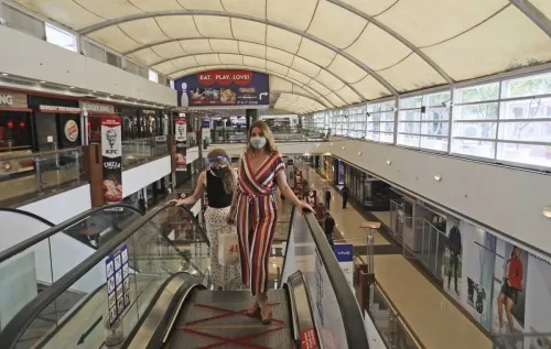 India reabre centros comerciales y templos pese a covid