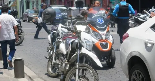 Tras circular en sentido contrario, motopatrullero se impacta contra vehículo