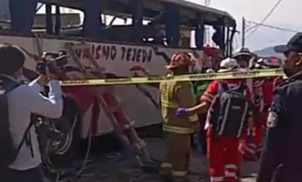 Deja 19 muertos choque de autobús con peregrinos en el Estado de México