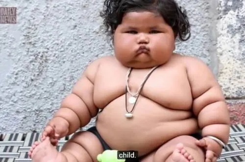 Viideo: bebé de 8 meses pesa 17 kilos y come como si tuviera 10 años