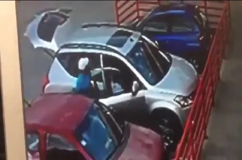 Video: Roban 10 mil pesos en efectivo y juguetes a vehículo en Autozone Los Fuertes