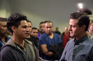 Recibe Peña Nieto a 135 deportados de EEUU en el AICM