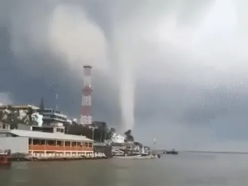 Video: Pánico en Coatzacoalcos por tromba marina; dañó escuelas y casas