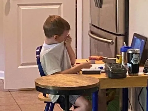 Captan a niño llorando de frustración por clases virtuales; ya es viral