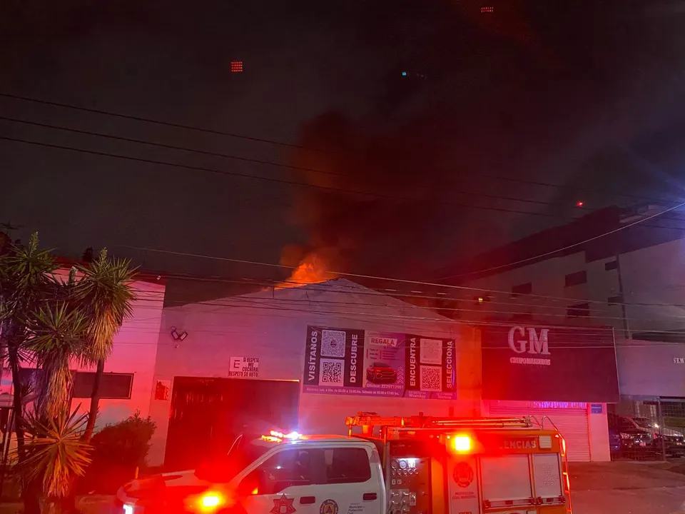 Incendio en el bulevar Hermanos Serdán