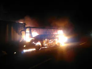Cierran la México-Puebla por choque de tráiler y autobús