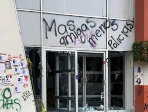 Mujeres destrozan accesos a Palacio de Gobierno de Hidalgo