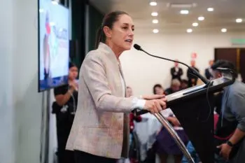 Claudia Sheinbaum sale en defensa de AMLO tras reportaje de NYT 
