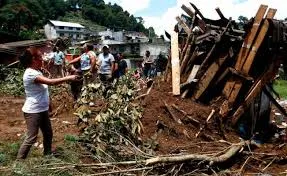 Sin fecha, construcción de casas para damnificados por Earl