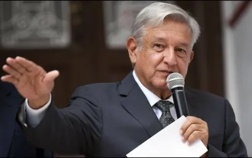 López Obrador podría recibir banda presidencial en Palacio Nacional o Zócalo