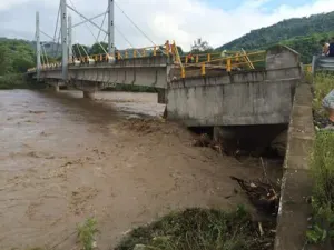 Reportan puente colapsado en zona de Xico