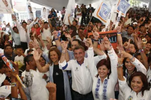 Paty Leal cierra campaña respaldada por líderes panistas