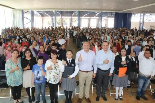 Gobierno de Atlixco entrega becas a grupos vulnerables