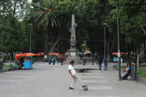 Descartan parques para reubicar a informales